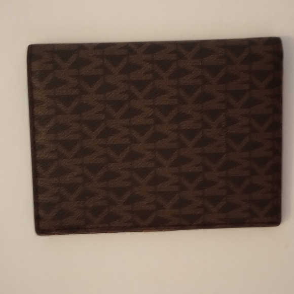 NWOT. Michael kors logo print passport holder. - Picture 2 of 4